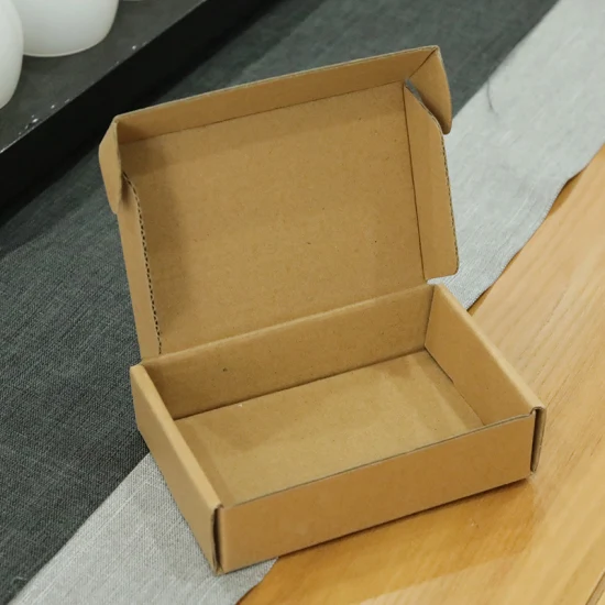 검정색 로고가 있는 간단한 맞춤형 디자인의 인쇄된 크고 견고한 골판지 배송 상자 배송 상자